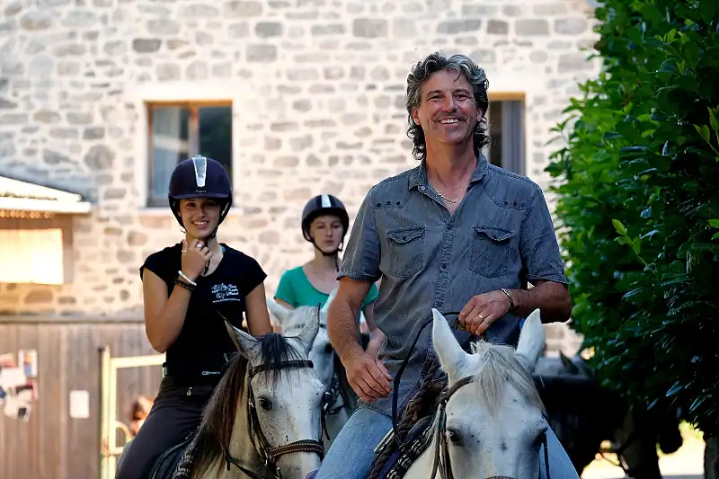 Photo d'un groupe de randonnée equestre à la ferme de mialaret